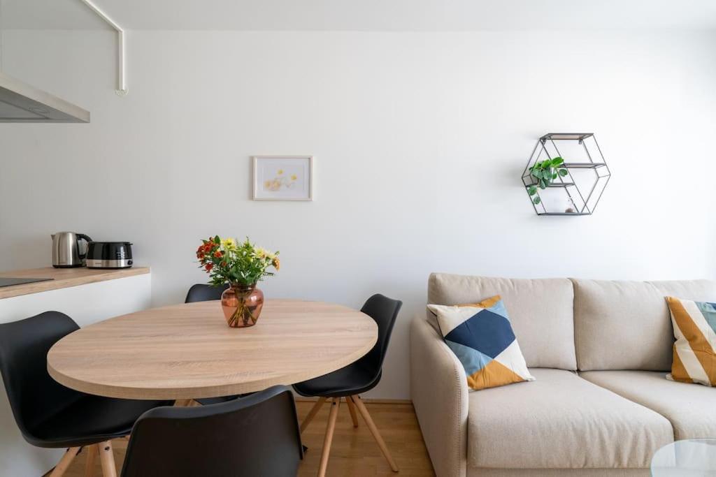 Spotless 1br, Quick Link By Hm *