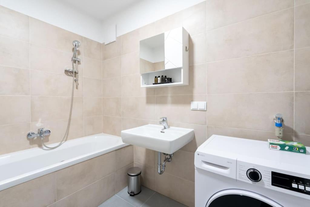 Spotless 1br, Quick Link By Hm