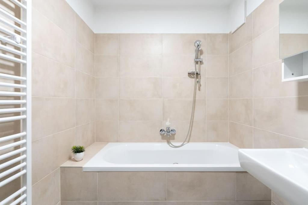 Spotless 1br, Quick Link By Hm *