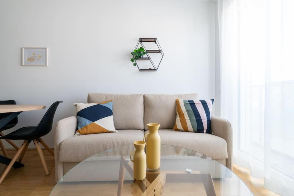 Spotless 1br, Quick Link By Hm